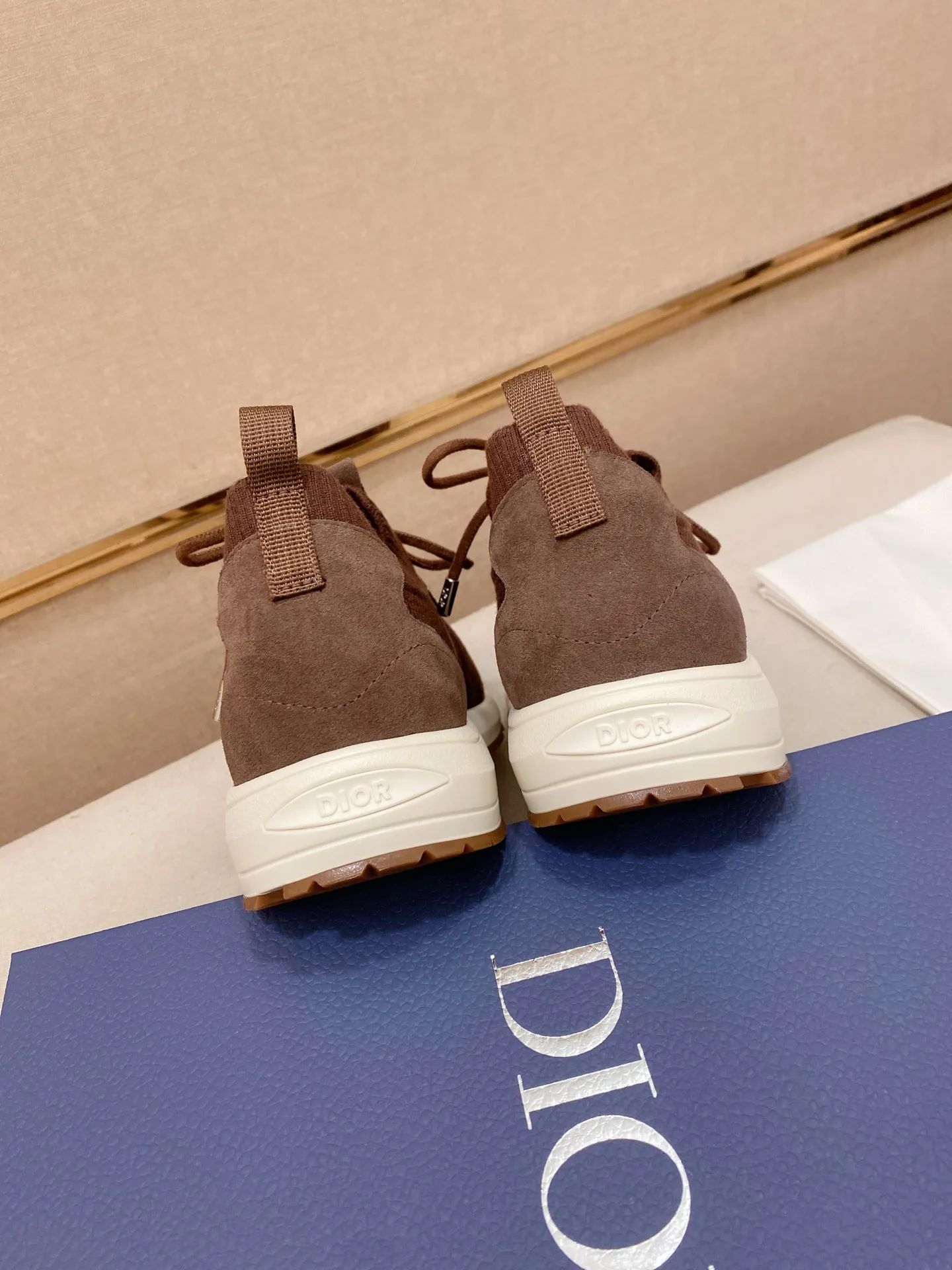 Factory price: 420💰Dior's latest men's fashion sneakers. This item draws inspiration from retro jogging shoes. Featuring a thick, low-top design, it features a mesh fabric upper and an ultra-light rubber foam sole. The side is decorated with an embossed "Di~r" logo. Code number: 39-44 (order 38, 45, 46)
